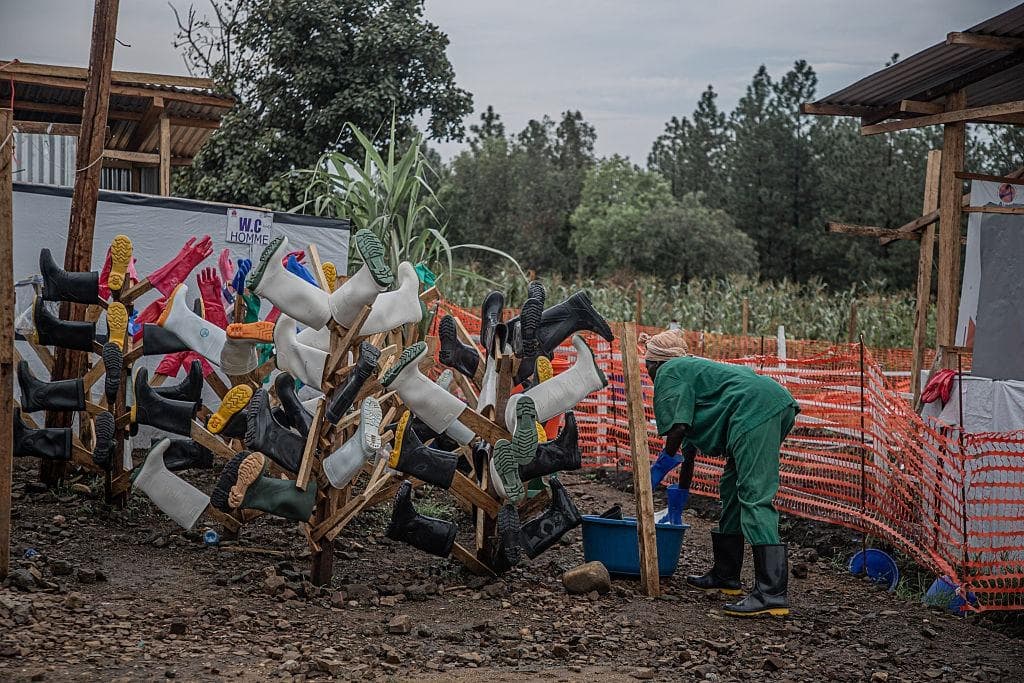 Un trabajador de higiene limpia las botas del personal de salud en el Centro de Tratamiento del Ébola (ETC) de Rwampara, en Bunia, Ituri, al este de la República Democrática del Congo, el 13 de julio de 2026. (Benediction Murhabazi/AFP vía Getty Images)