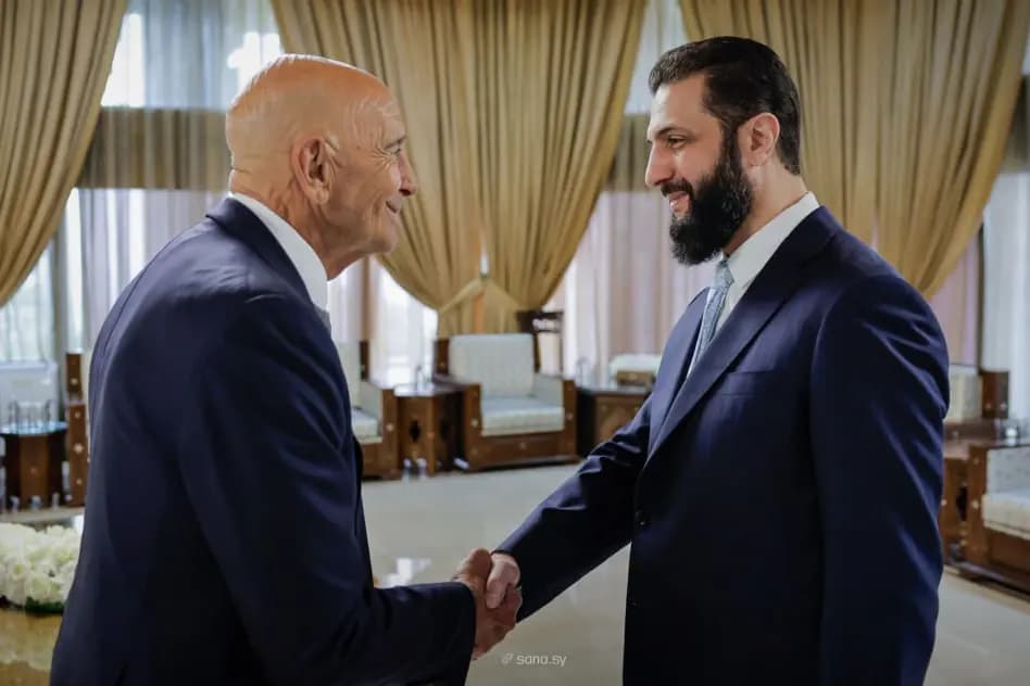 <em>El embajador de Estados Unidos en Turquía y enviado especial para Siria, Tom Barrack (izquierda), estrecha la mano del presidente sirio Ahmad al-Sharaa en Damasco, Siria, el 18 de enero de 2026. (SANA vía AP).</em>