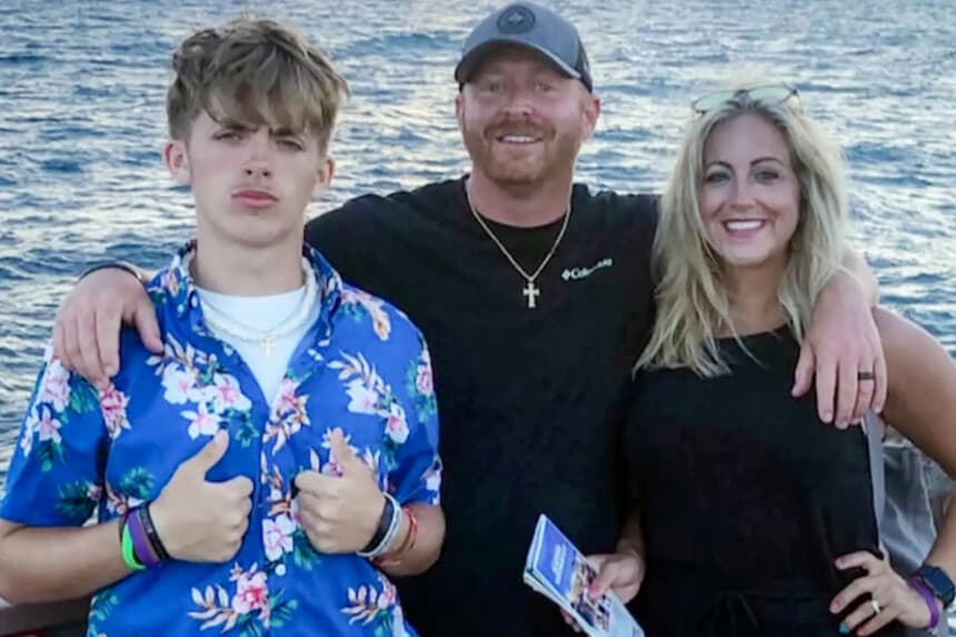 (De izquierda a derecha) Bryce Tate posa con sus padres, Adam y Amanda, en esta foto de archivo. El joven de 15 años se quitó la vida en noviembre de 2025 tras una conversación de varias horas con un depredador en línea. (Cortesía de Adam Tate).