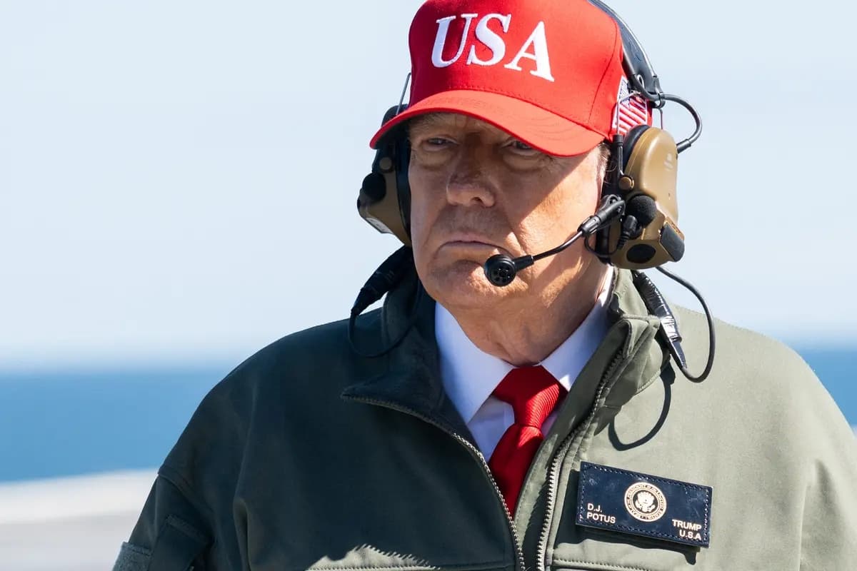 El presidente de EE. UU., Donald Trump, visita el portaaviones USS George H. W. Bush, que se encuentra en alta mar cerca de Norfolk, Virginia, el 5 de octubre de 2025. La visita forma parte de la celebración del 250.º aniversario de la Armada de EE. UU., "America’s Navy 250: Titans of the Sea—A Salute to the Fleet". (Saul Loeb/AFP vía Getty Images)