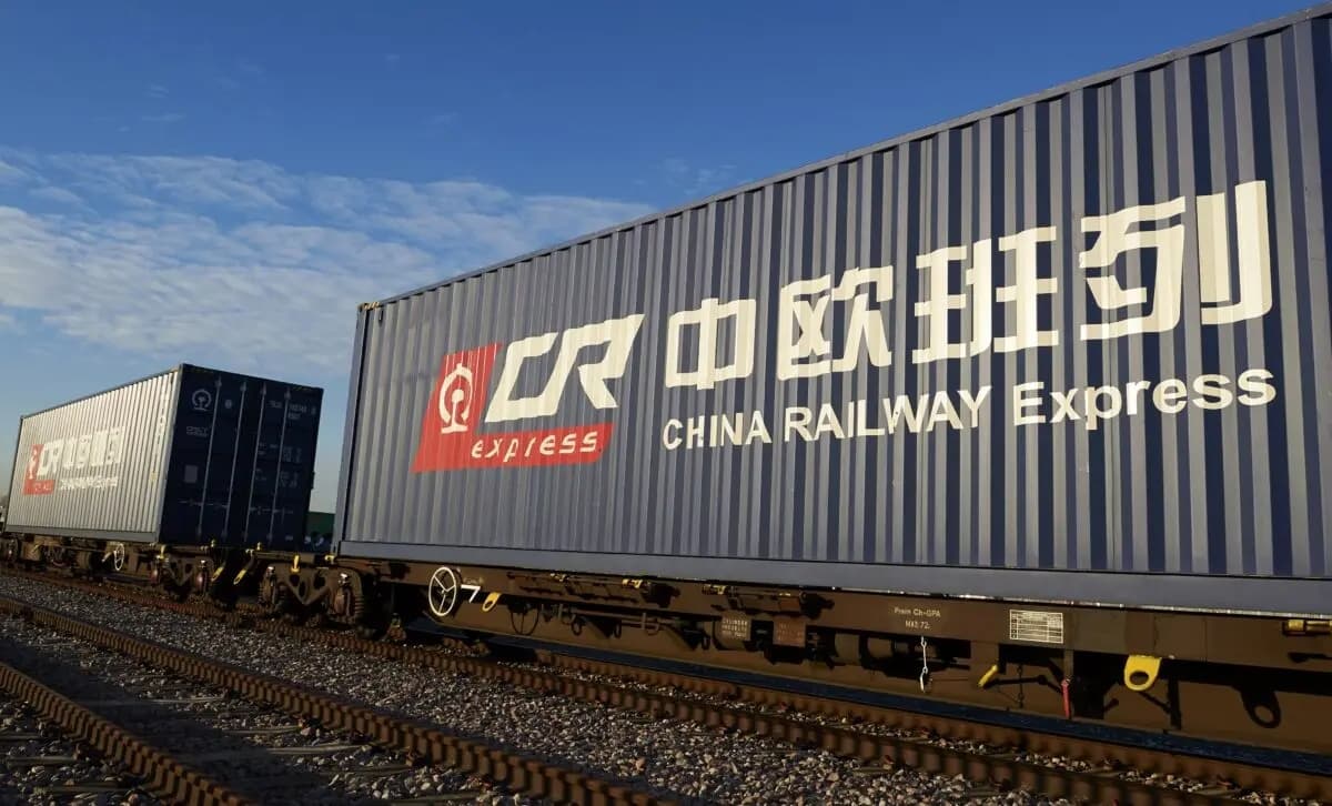 El logotipo de China Railway Express, una unidad de la empresa estatal china China Railway Corporation, aparece en el costado de contenedores de carga en el depósito de carga ferroviaria Eurohub de DB Cargo en Barking, al este de Londres, tras la llegada del tren de carga procedente de Yiwu, en la provincia de Zhejiang, China, el 18 de enero de 2017. (Niklas Halle’n/AFP vía Getty Images)