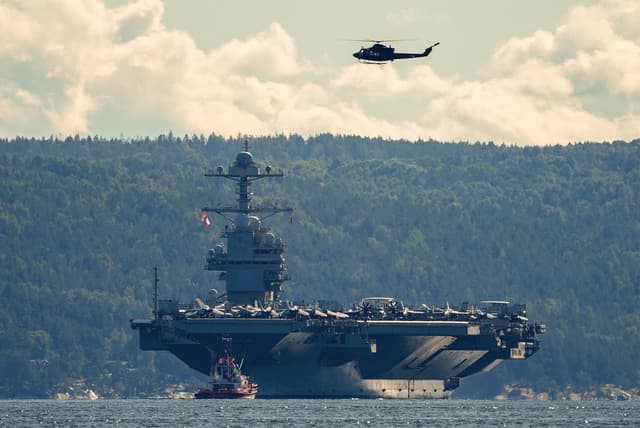 El portaaviones estadounidense USS Gerald R. Ford se dirige hacia el fiordo de Oslo, en Oslo, Noruega, el 17 de septiembre de 2025. El buque es el buque de guerra más grande del mundo y se ubicará en la parte interior del fiordo de Oslo. (Lise Åserud/NTB/AFP vía Getty Images)
