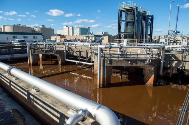 Un enorme tanque lleno de aguas residuales en la planta Blue Plains de DC Water en Washington, el 23 de noviembre de 2015. (Nicholas Kamm/AFP vía Getty Images).