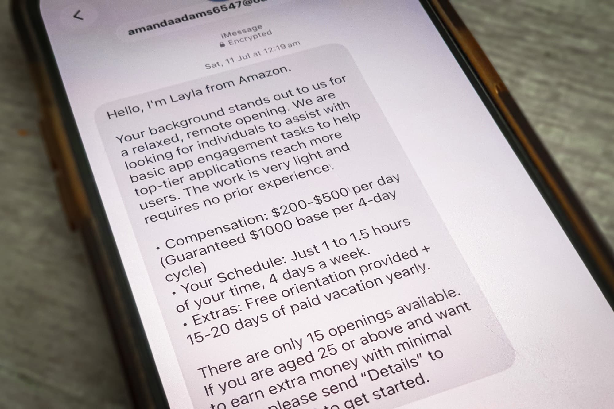 En esta foto de archivo, se ve un teléfono móvil con un mensaje fraudulento, fechado el 11 de julio de 2026, que anuncia una oferta de trabajo en Sídney. (Luyi Liu/The Epoch Times).