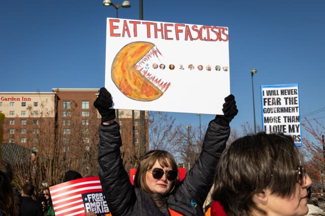 La gente hace fila antes del inicio de la marcha "Free America Walkout" de la Ciudad de Oklahoma, el 20 de enero de 2026, en la Ciudad de Oklahoma, Oklahoma. (Brett Deering/Getty Images para Women's March)