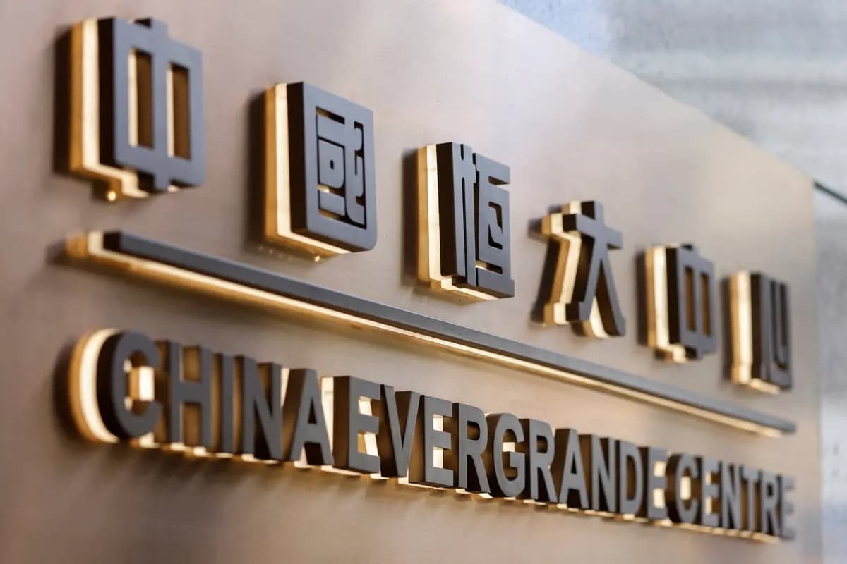 El letrero del edificio China Evergrande Centre en Hong Kong el 7 de diciembre de 2021. (Tyrone Siu/Reuters)