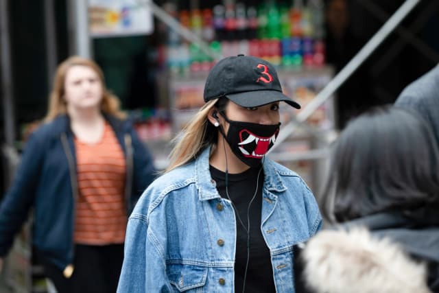 Una mujer usa una mascarilla en la ciudad de Nueva York el 10 de marzo de 2020. (Jeenah Moon/Getty Images)

