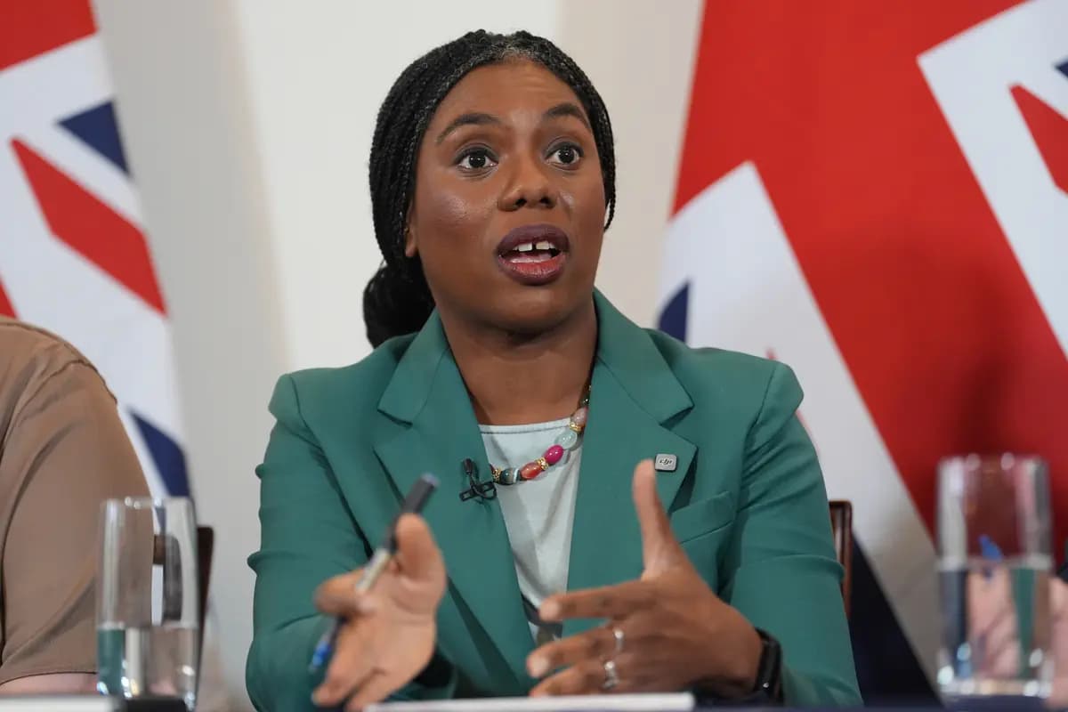 La líder del Partido Conservador, Kemi Badenoch, durante una conferencia de prensa en la que presentó los términos de referencia propuestos para una investigación nacional sobre las bandas de captación de menores. (Lucy North/PA).