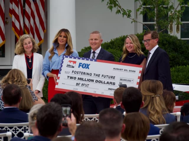 Melania Trump anuncia colaboración con IndyCar y 2 mdd en becas a iniciativa "Fomentando el Futuro"