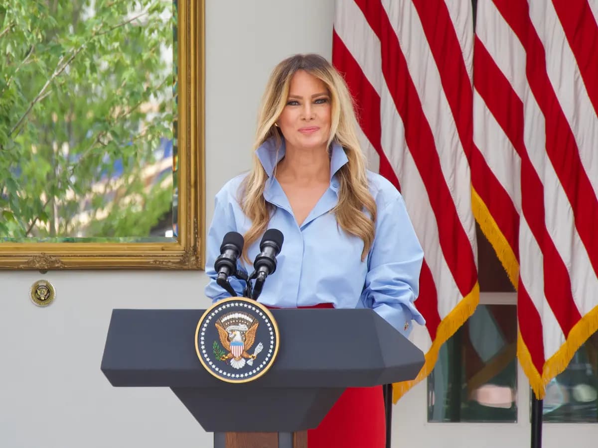 <em>La primera dama Melania Trump anuncia 2 mdd en nuevas becas para su iniciativa "Fomentando el Futuro" en el Jardín de las Rosas de la Casa Blanca en Washington el 20 de agosto de 2026. (Travis Gillmore/The Epoch Times).</em>