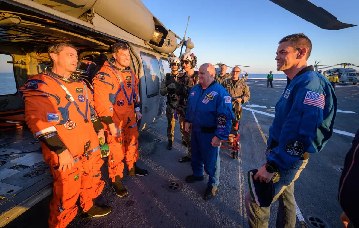 <em>(LR) El astronauta de la NASA Victor Glover, piloto de Artemis II, y el astronauta de la CSA (Agencia Espacial Canadiense), Jeremy Hansen, especialista de la misión Artemis II, conversan con el administrador de la NASA, Jared Isaacman, en su helicóptero MH-60 Seahawk de la Armada, perteneciente al Escuadrón de Combate Marítimo de Helicópteros (HSC) 23, en la cubierta de vuelo del USS John P. Murtha, después de que ellos y sus compañeros de tripulación, los astronautas de la NASA Victor Glover y Christina Koch, fueran rescatados de su nave espacial Orion tras el amerizaje en el Océano Pacífico frente a la costa de California el 10 de abril de 2026. La misión Artemis II de la NASA llevó al cuarteto en un viaje de casi 10 días alrededor de la Luna y de regreso a la Tierra. (Bill Ingalls/NASA vía Getty Images).</em>