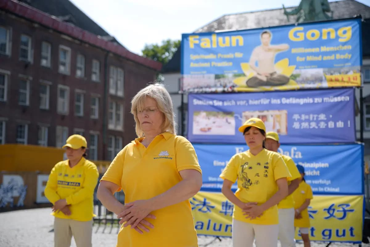 <em>Practicantes de Falun Dafa en una manifestación en Marktplatz, Düsseldorf, Alemania, el 23 de julio de 2022. (Mihut Savu/The Epoch Times).</em>
