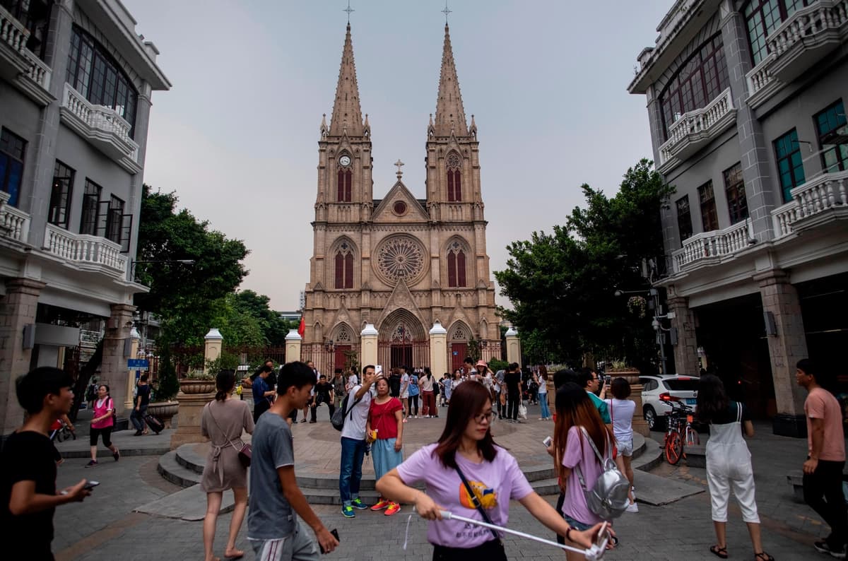 Turistas chinos se toman fotos frente a la Catedral del Sagrado Corazón, también conocida como la Catedral del Sagrado Corazón de Jesús o Iglesia Católica de Shishi, en Guangzhou, provincia de Guangdong, China, el 22 de septiembre de 2018. (Johannes Eisele/AFP/Getty Images)