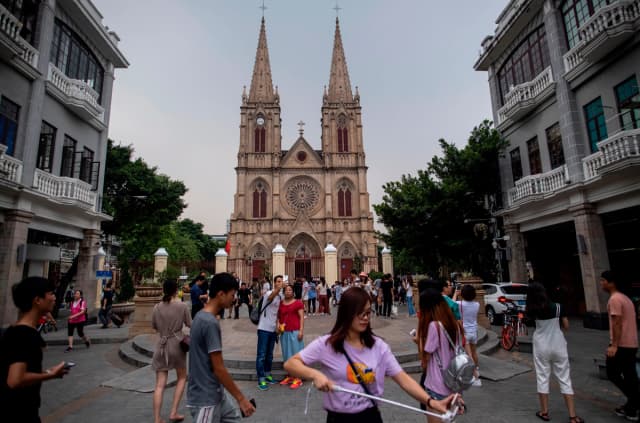 Turistas chinos se toman fotos frente a la Catedral del Sagrado Corazón, también conocida como la Catedral del Sagrado Corazón de Jesús o Iglesia Católica de Shishi, en Guangzhou, provincia de Guangdong, China, el 22 de septiembre de 2018. (Johannes Eisele/AFP/Getty Images)