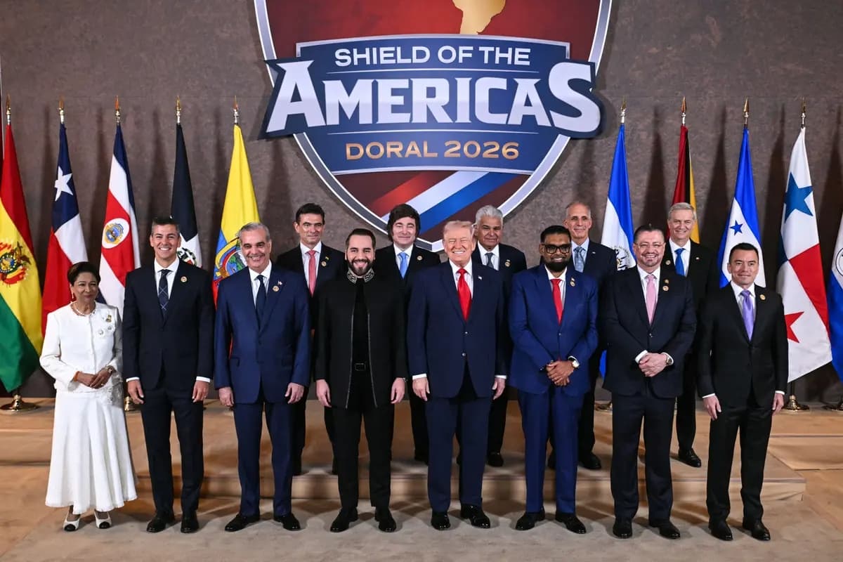 El presidente ecuatoriano Daniel Noboa Azín (primera fila, extremo derecho) junto al presidente de EE. UU., Donald Trump (primera fila, centro), y otros líderes del Caribe y de América Latina en la cumbre "Shield of the Americas" celebrada en Miami el 7 de marzo de 2026. (Saul Loeb / AFP vía Getty Images)