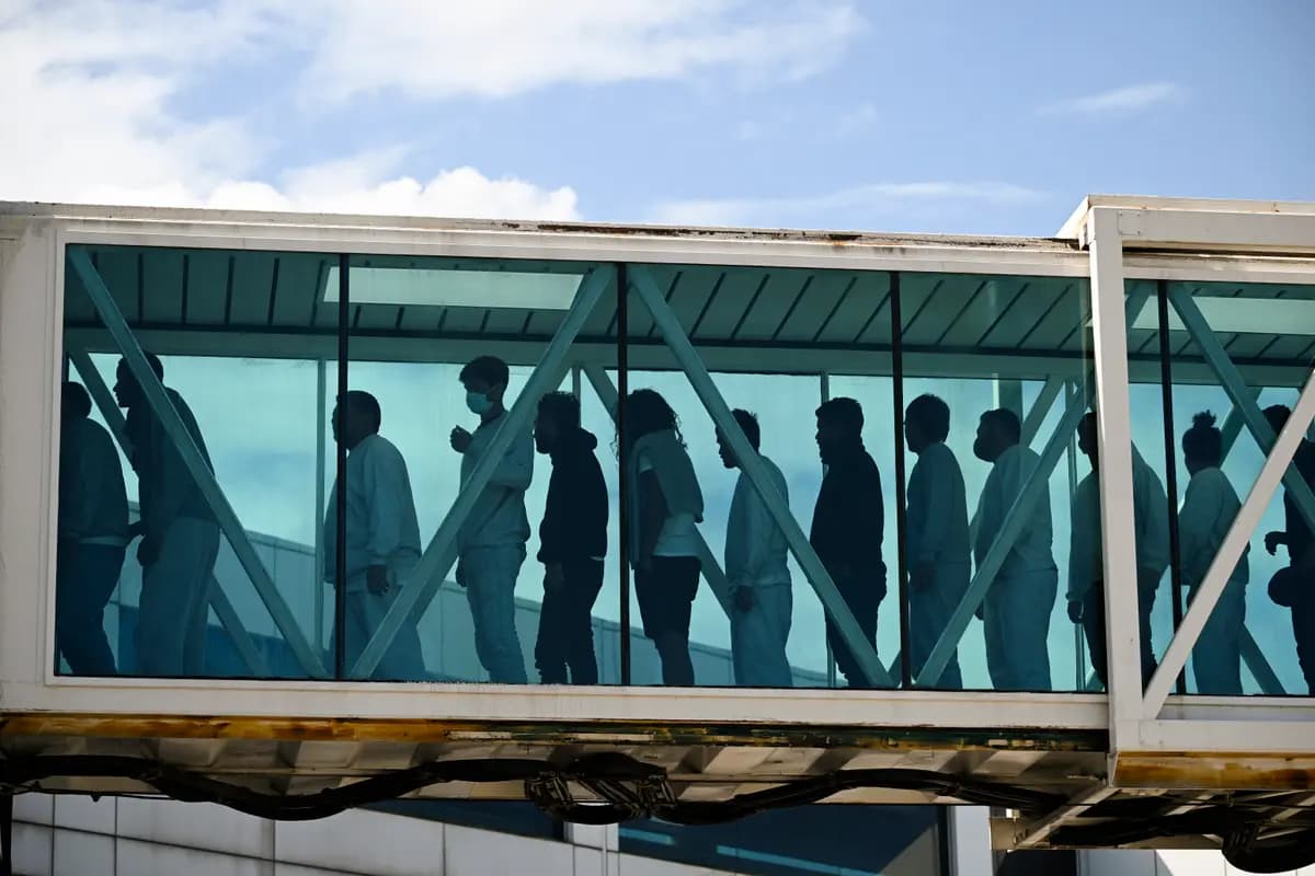 <em>Venezolanos deportados de Estados Unidos llegan al Aeropuerto Internacional Simón Bolívar en Maiquetía, Venezuela, el 16 de enero de 2026. (Federico Parra/AFP vía Getty Images).</em>