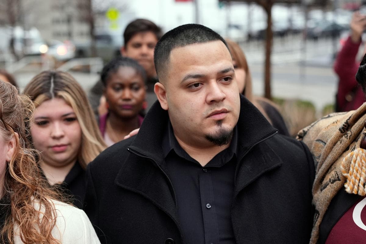 <em>Kilmar Abrego García (C) y su esposa, Jennifer Vásquez Sura (I), llegan a la corte federal el 26 de febrero de 2026 en Nashville, Tennessee. (George Walker IV/AP Photo).</em>