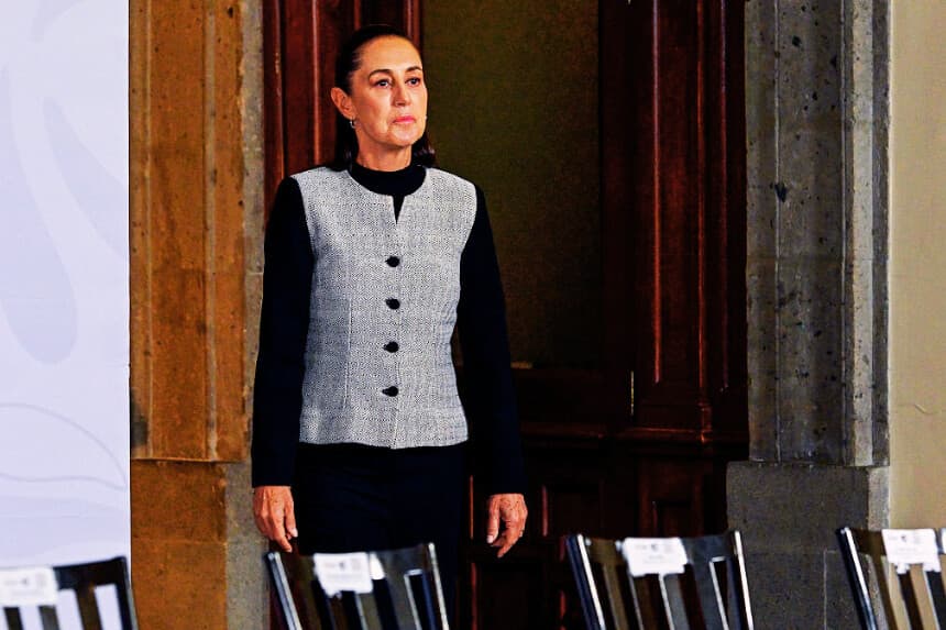 La presidenta de México, Claudia Sheinbaum, llega a su conferencia de prensa diaria en el Palacio Nacional de la Ciudad de México el 3 de agosto de 2026. (Alfredo ESTRELLA / AFP vía Getty Images)
