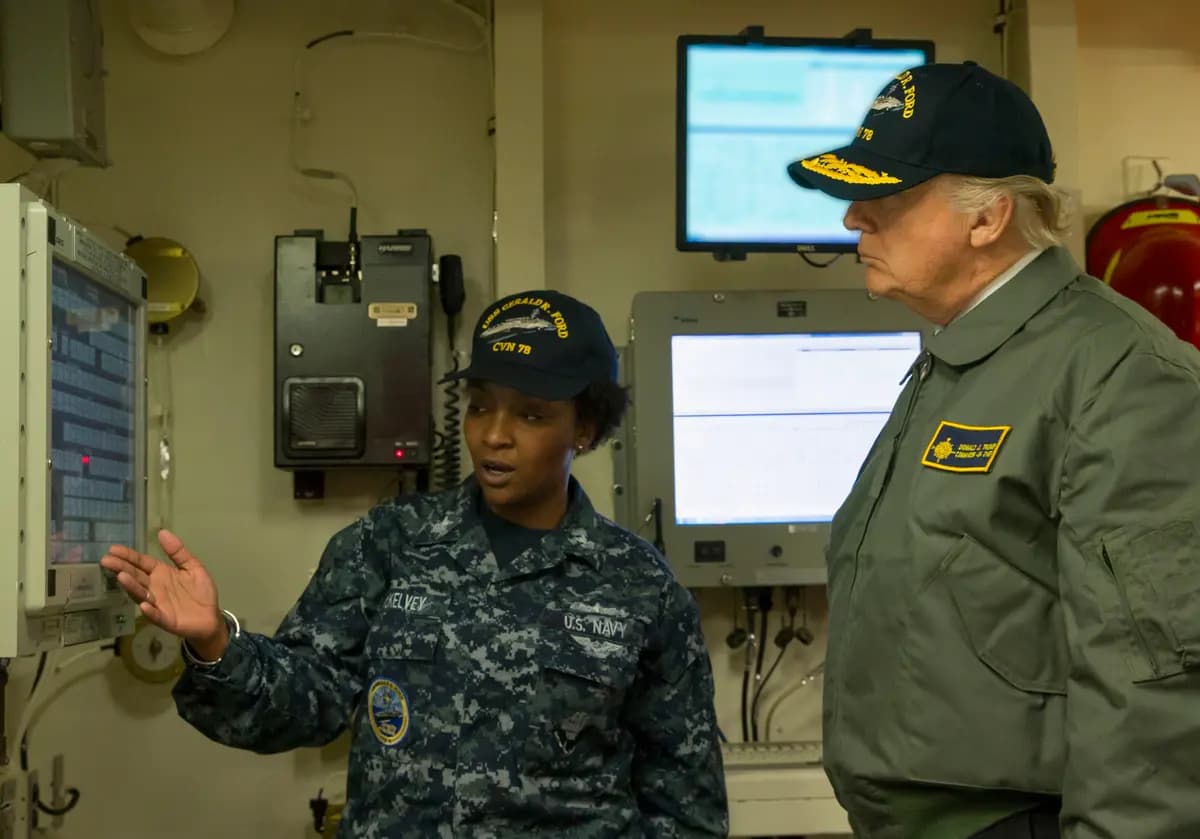 El presidente Donald J. Trump recorre el portaaviones USS Gerald R. Ford durante su fase previa a la puesta en servicio en Newport News, Virginia, el 2 de marzo de 2017. (Armada de los EE. UU./Especialista en Comunicación Masiva de 3.ª clase Cathrine Mae O. Campbell).