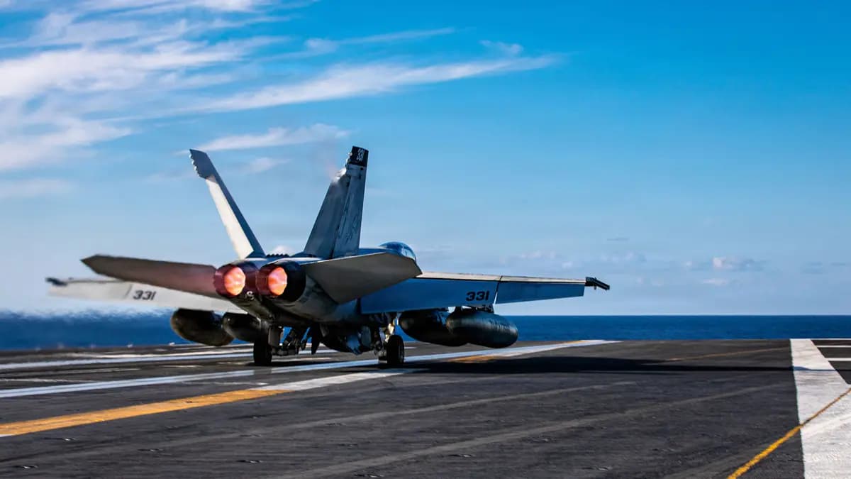Un avión F/A-18E Super Hornet, adscrito al Escuadrón de Cazas de Ataque 31, despega de la cubierta de vuelo del portaaviones USS Gerald R. Ford, mientras brinda apoyo a las operaciones de combate contra Irán el 28 de febrero de 2026. (Foto de la Armada de los EE. UU.).