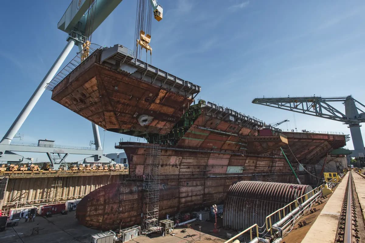 La unidad de proa superior del futuro portaaviones USS John F. Kennedy se instala en la estructura principal del buque, en Huntington Ingalls Industries Newport News Shipbuilding, en Newport News, Virginia, el 10 de julio de 2019. (Armada de Estados Unidos/Cortesía de Huntington Ingalls Industries por Matt Hildreth)