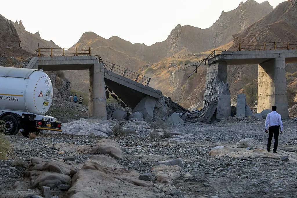 Un puente gravemente dañado tras un ataque estadounidense a lo largo de la carretera que conecta Roudan y Bandar Abbas, en el sur de Irán, el 18 de julio de 2026. (Amir Hossein Khorgooei/ISNA/AFP vía Getty Images)