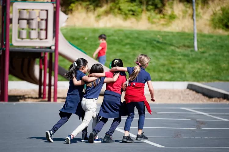 Alumnas corren y juegan en el patio de la Freedom Preparatory Academy en Provo, Utah, el 10 de septiembre de 2020. En mayo, la Academia Estadounidense de Pediatría actualizó sus recomendaciones sobre el recreo escolar, pidiendo múltiples descansos de 20 minutos al día. (George Frey/AFP vía Getty Images)