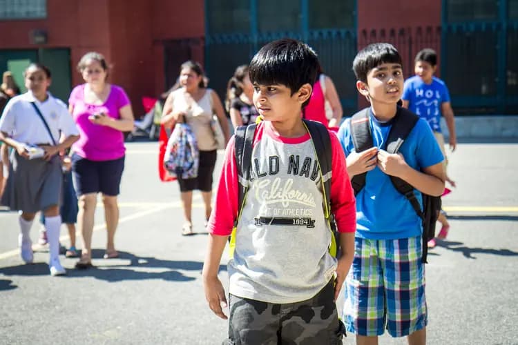 Los alumnos salen de la escuela pública 234 tras su primer día de clases en Astoria, Nueva York, el 4 de septiembre de 2014. Los legisladores del estado de Nueva York aún están analizando una medida que establece 30 minutos de recreo diario para los alumnos de kínder a sexto grado. (Samira Bouaou/The Epoch Times)