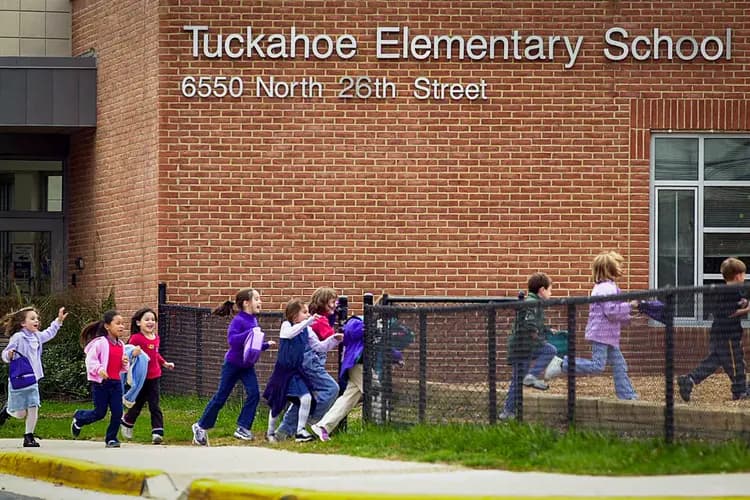 Los alumnos corren hacia el patio de recreo durante el recreo en la Escuela Primaria Tuckahoe en Falls Church, Virginia, el 25 de octubre de 2002. Illinois, Kentucky, Texas, Tennessee, Vermont y Virginia aprobaron leyes relacionadas con los recreos escolares el año pasado. (Shawn Thew/AFP vía Getty Images)