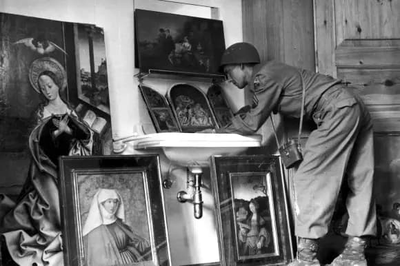 Un "hombre de los monumentos" se lava las manos en un lavabo junto a famosas obras de arte históricas. (Dominio público).