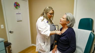 Costos de salud para empleadores en EE. UU. subirán un 9.5 % en 2027, proyectan