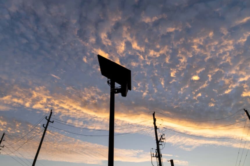 Un lector de matrículas de Flock Safety se observa en una vía pública de Houston el 16 de octubre de 2025. (AP/David Goldman, archivo).