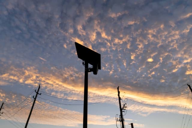 Un lector de matrículas de Flock Safety se observa en una vía pública de Houston el 16 de octubre de 2025. (AP/David Goldman, archivo).