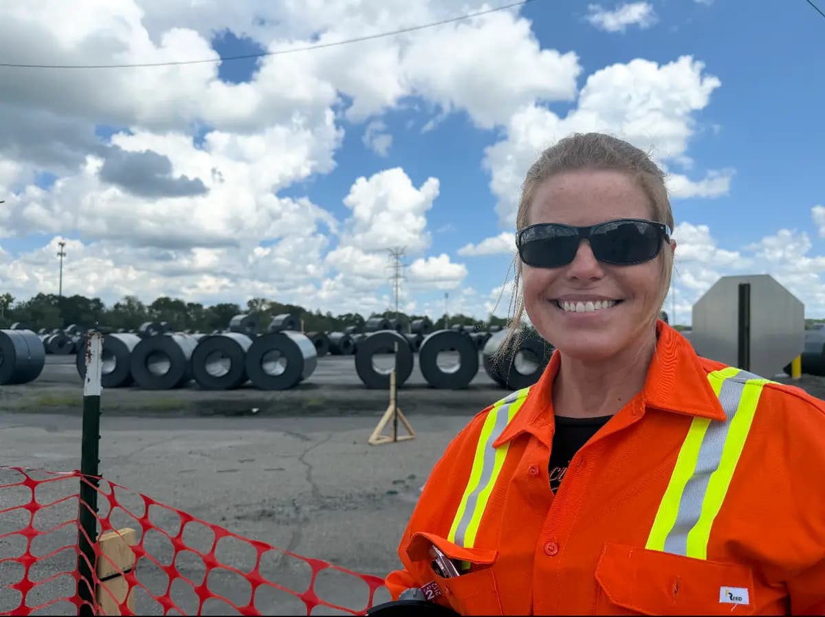 Angie Burroughs fue una de las aproximadamente 1000 personas que asistieron al anuncio del vicepresidente JD Vance sobre una inversión de mil millones de dólares en Cleveland-Cliffs Middletown Works en Middletown, Ohio, el 21 de agosto de 2026. (Janice Hisle/The Epoch Times).