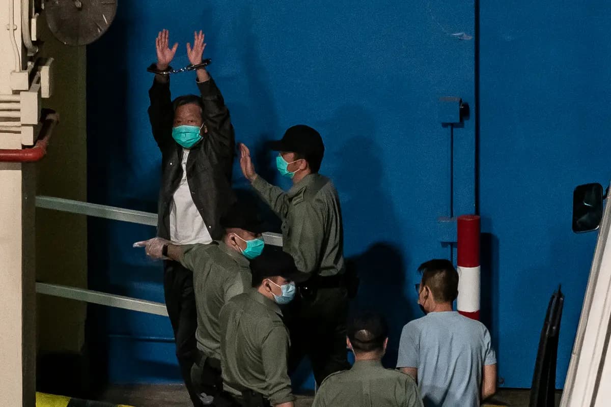 El activista prodemocracia y exdiputado Lee Cheuk-yan gesticula a su llegada al Centro de Recepción Lai Chi Kok en Hong Kong el 16 de abril de 2021. (Anthony Kwan/Getty Images).