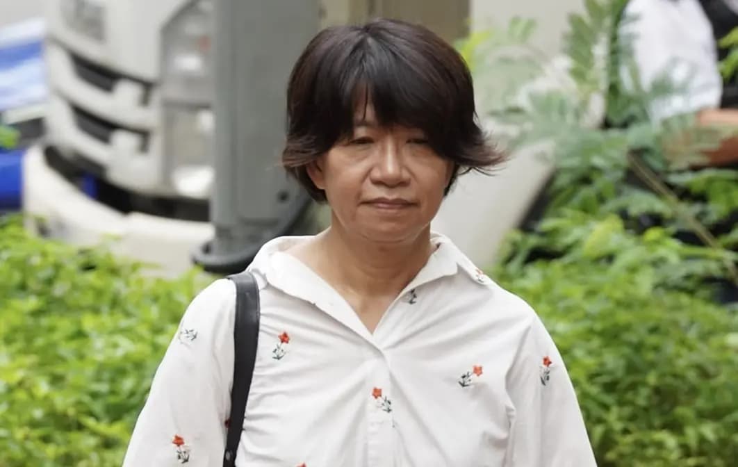 Elizabeth Tang Yin-ngor, esposa del exlíder sindical Lee Cheuk-yan, llega a los tribunales de magistrados de West Kowloon antes del veredicto en el juicio de dos activistas prodemocracia en Hong Kong el 21 de agosto de 2026. (Adrian Yu/The Epoch Times).
