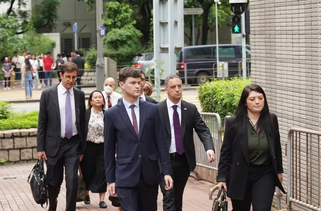 Diplomáticos extranjeros entran a la corte antes del veredicto en Hong Kong el 21 de agosto de 2026. (/Adrian Yu/The Epoch Times).