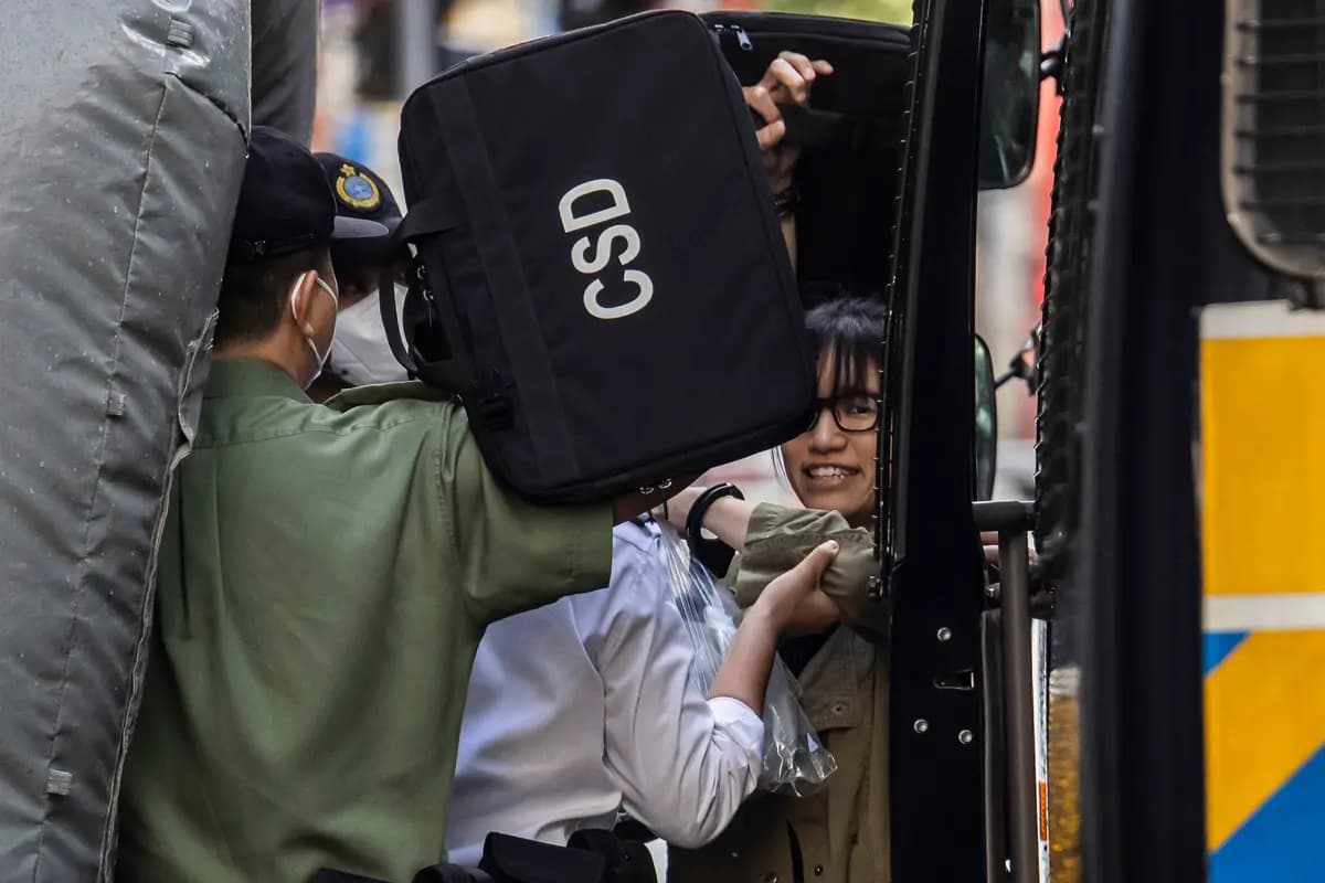Chow Hang-tung (derecha) llega a la Corte de Apelación Final en Hong Kong el 8 de junio de 2023. Iassc Lawrence/AFP vía Getty Images