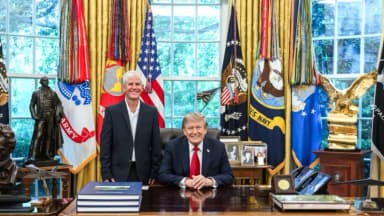 Trump recibe en la Casa Blanca al piloto misionero liberado Kevin Rideout
