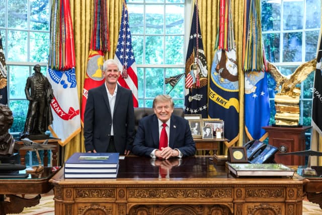 El piloto misionero liberado Kevin Rideout y el presidente Donald Trump en el Despacho Oval de la Casa Blanca el 21 de agosto de 2026. (@realDonaldTrump vía Truth Social).