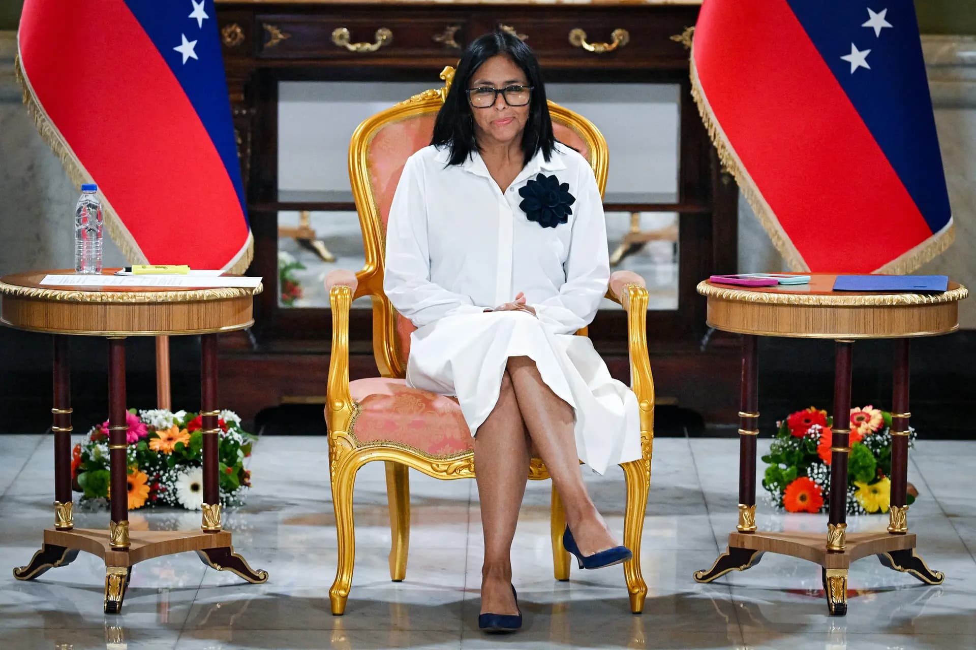 La presidenta interina de Venezuela, Delcy Rodríguez, asiste a una ceremonia para la firma de un acuerdo entre Chevron Venezuela y el gobierno nacional en el Palacio de Miraflores en Caracas, Venezuela, el 13 de abril de 2026. (Juan Barreto/AFP vía Getty Images)