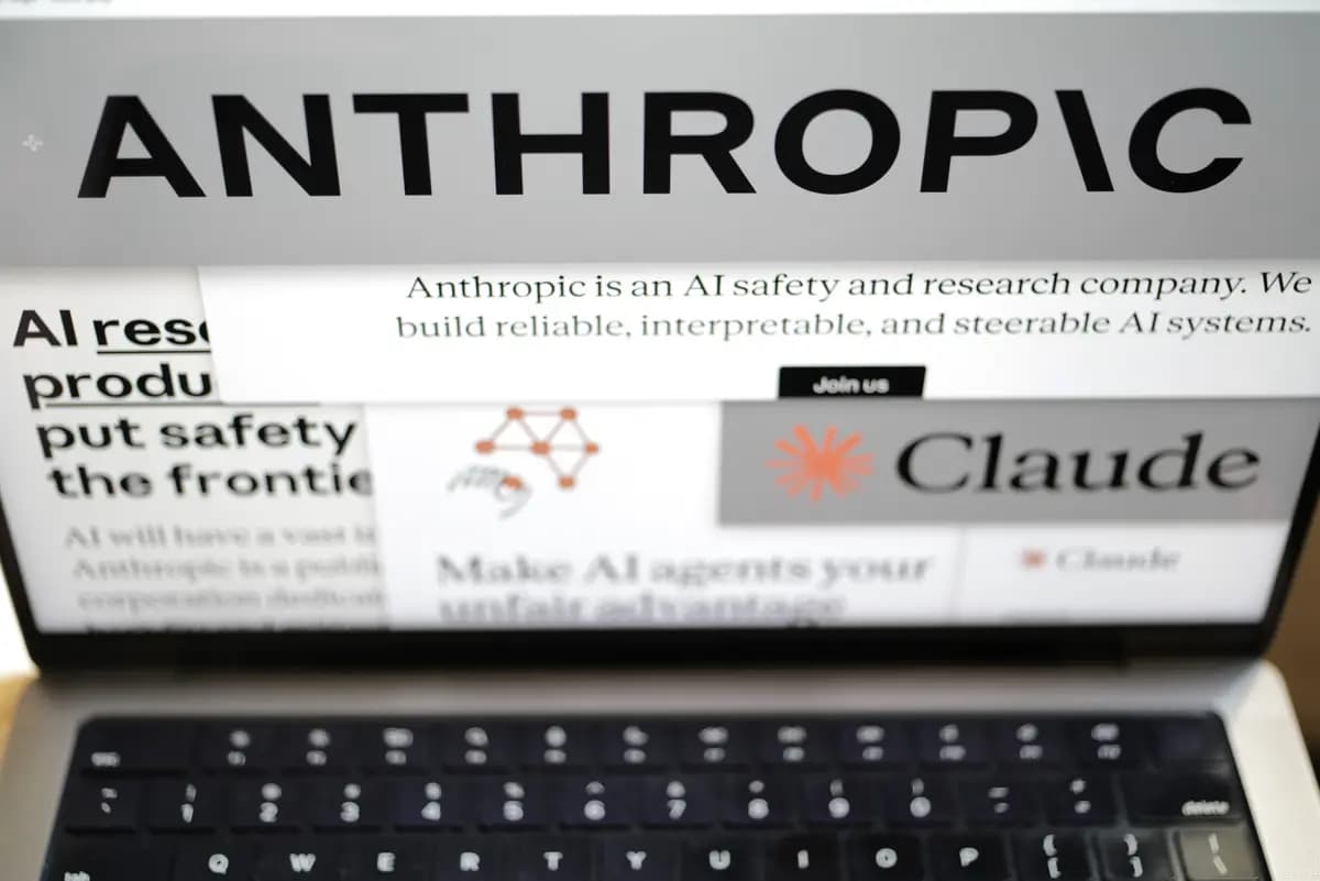 <em>Páginas del sitio web de Anthropic y los logotipos de la empresa se muestran en la pantalla de una computadora en la ciudad de Nueva York el 26 de febrero de 2026. (Patrick Sison/AP Photo).</em>