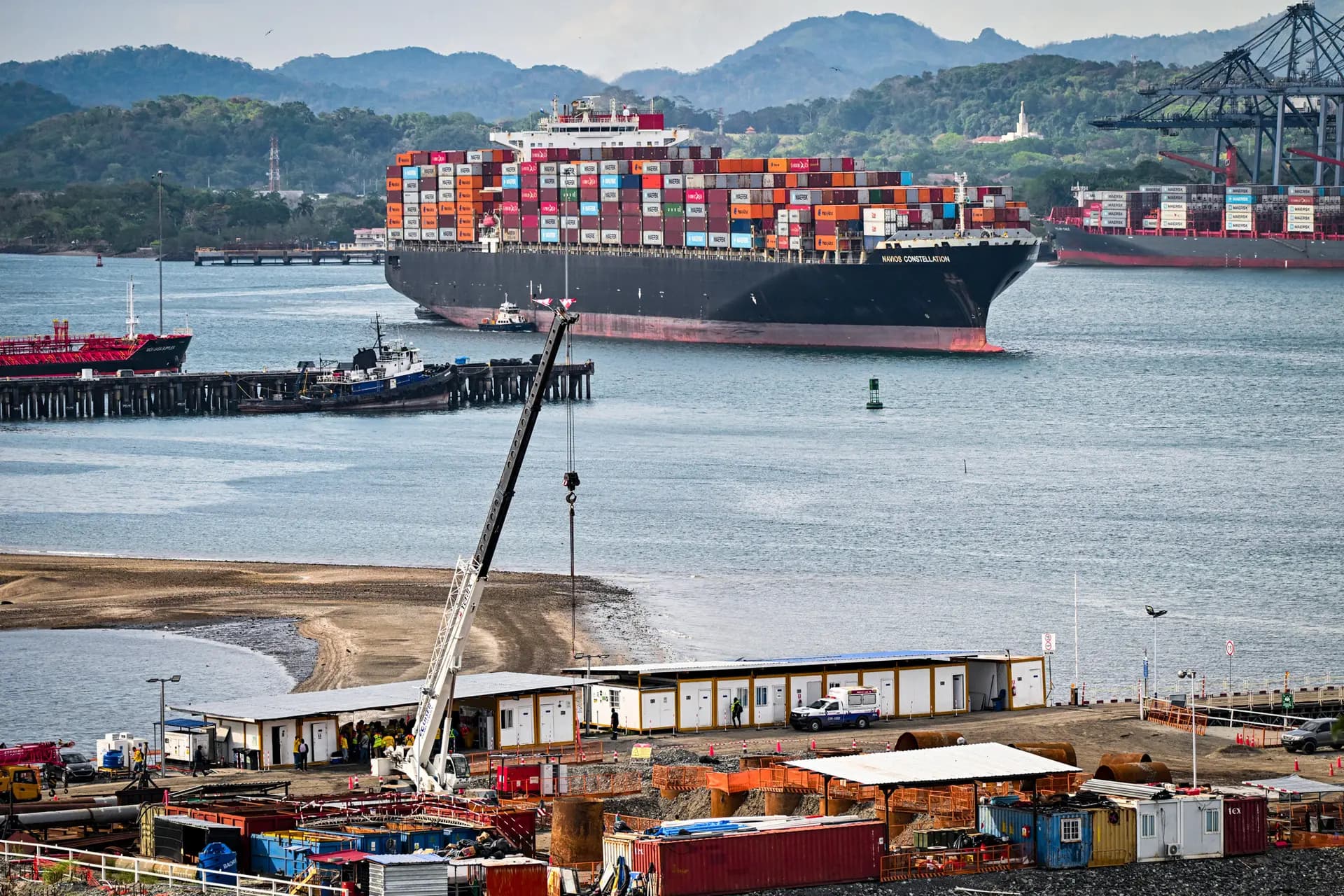 Un buque portacontenedores zarpa del Puerto de Balboa en la Ciudad de Panamá el 8 de abril de 2026. Las maniobras legales permitieron a Panamá tomar el control del puerto de una subsidiaria de una empresa con sede en Hong Kong en febrero, lo que impulsó el objetivo de Estados Unidos de bloquear la influencia de Pekín sobre la vía navegable estratégica. Los objetivos de política exterior del presidente Donald Trump, que se reorientaron hacia el «patio trasero» de Estados Unidos, impulsaron un giro hacia la derecha entre los gobiernos de América Latina, según los analistas. (Martin Bernetti/AFP vía Getty Images)