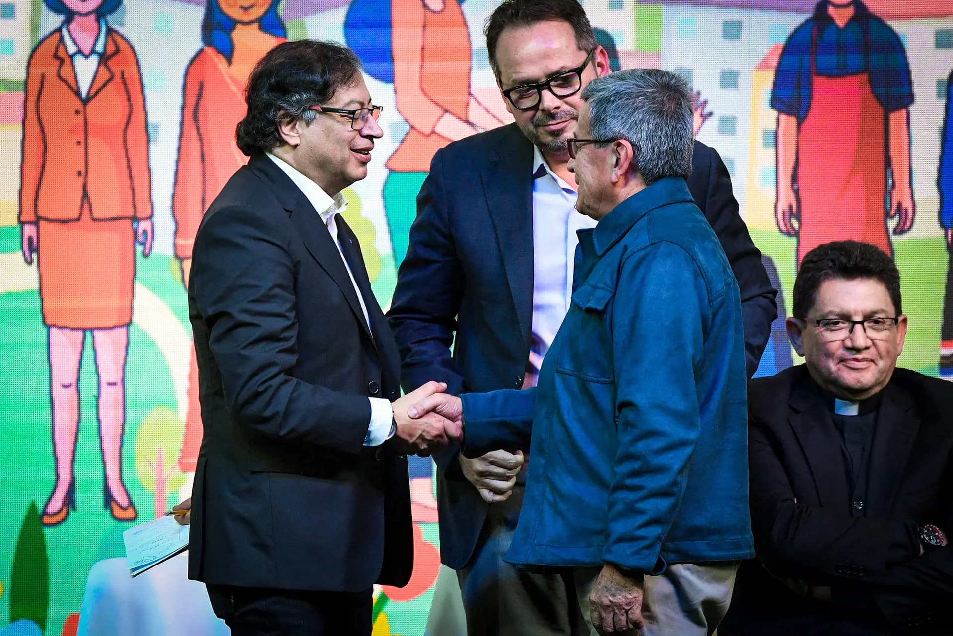 El presidente colombiano Gustavo Petro (izquierda) saluda al comandante guerrillero del Ejército de Liberación Nacional (ELN), Pablo Beltrán, en una reunión entre el gobierno, la cúpula del ELN y organizaciones civiles en Bogotá, Colombia, el 3 de agosto de 2023. El presidente de izquierda negoció ceses del fuego condicionales directamente con diversas facciones guerrilleras y criminales en lugar de recurrir únicamente a la fuerza militar. (Daniel Muñoz / AFP vía Getty Images)