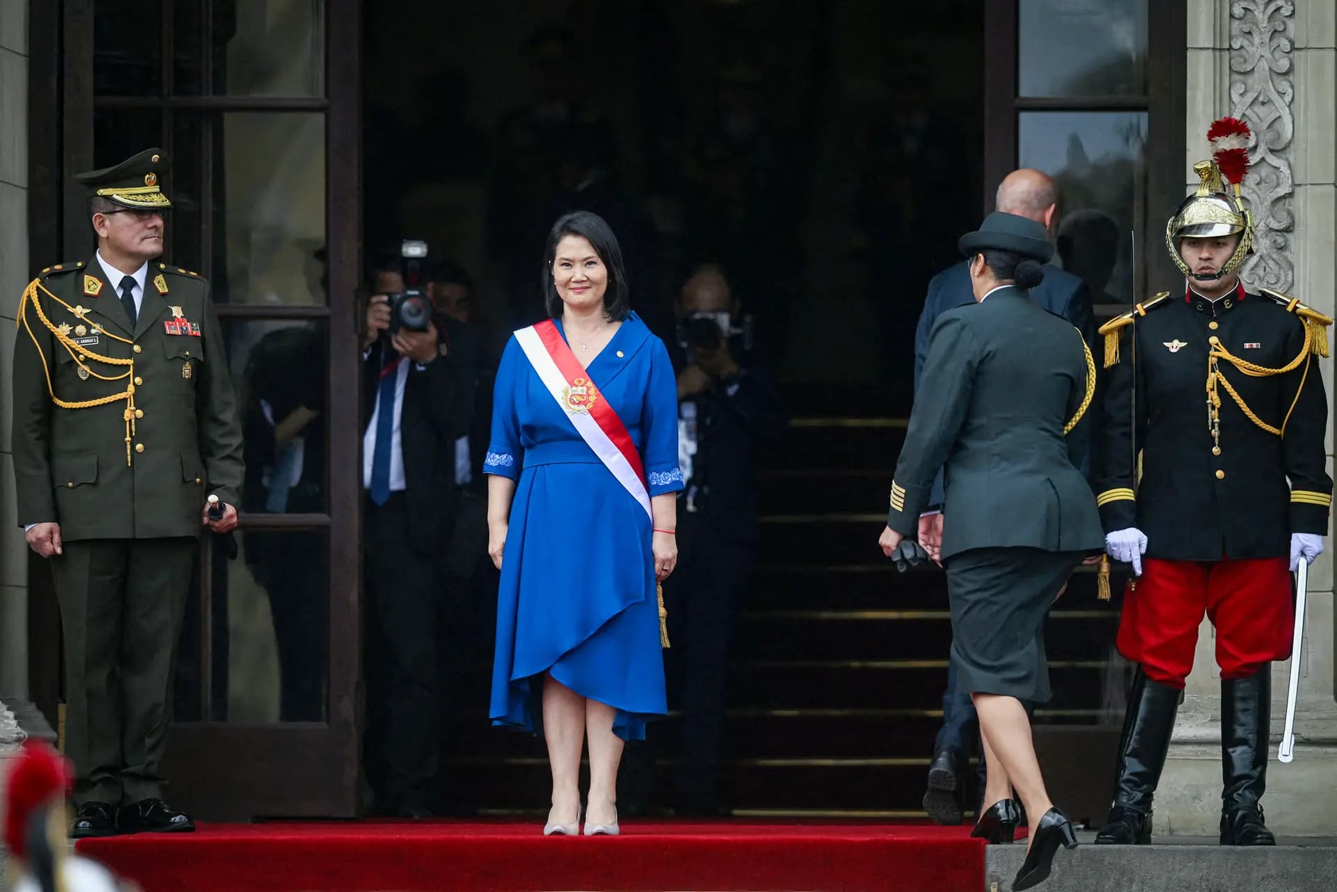 La presidenta peruana Keiko Fujimori se encuentra en la entrada del Palacio de Gobierno tras su ceremonia de toma de posesión en Lima, Perú, el 28 de julio de 2026. Fujimori se ha comprometido a hacer frente a la ola de delincuencia que azota a la nación andina. (Connie France/AFP vía Getty Images)