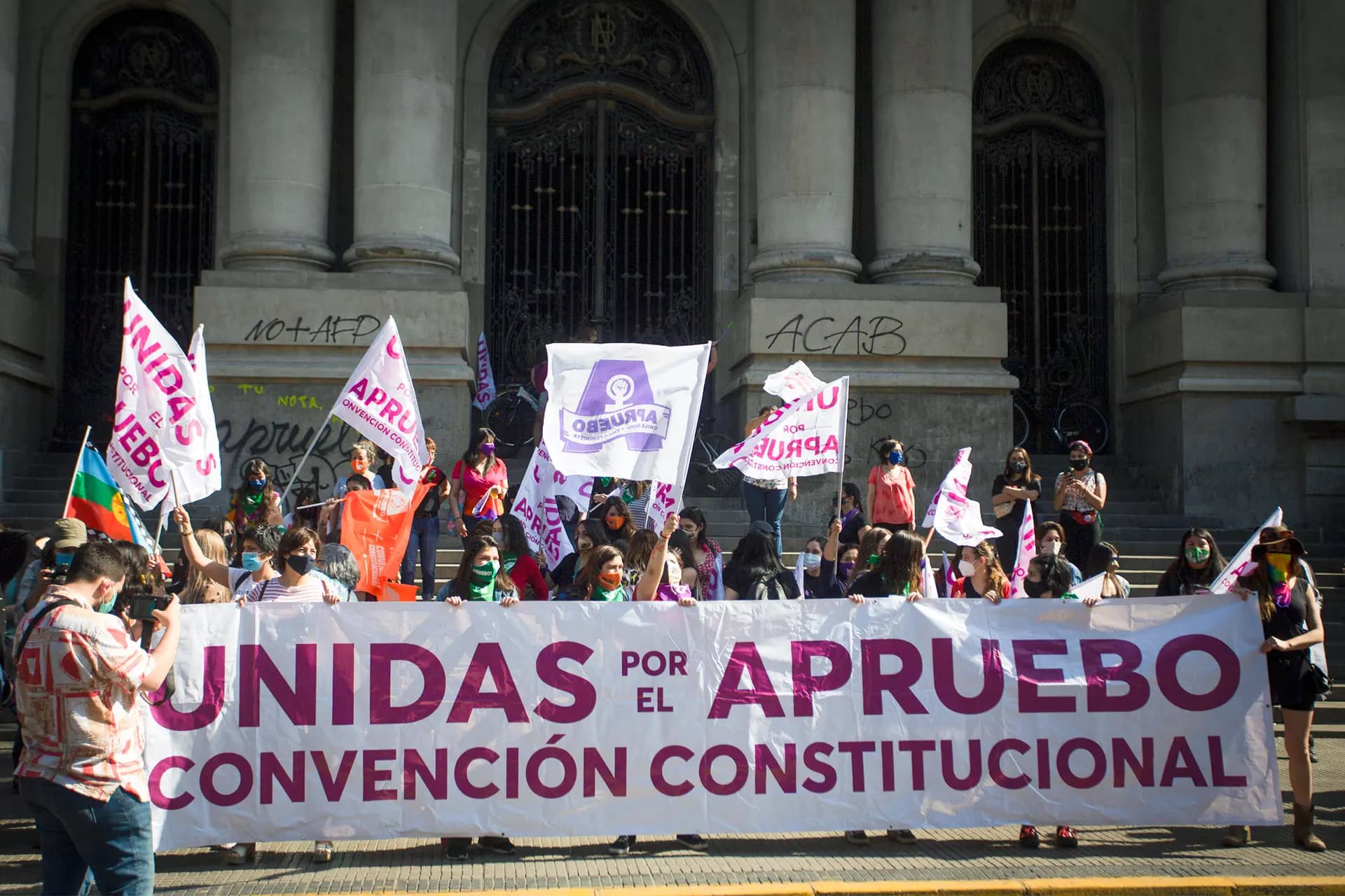 Mujeres se manifiestan a favor de una enmienda para cambiar la Constitución de Chile establecida bajo el régimen militar del general Augusto Pinochet, en Santiago, Chile, el 18 de octubre de 2020. Si bien los votantes más jóvenes están contribuyendo a impulsar un giro hacia la derecha en América Latina, los votantes de más edad pueden mostrarse recelosos ante los dictadores de derecha de la década de 1980, como Pinochet. (Claudio Reyes/AFP vía Getty Images)