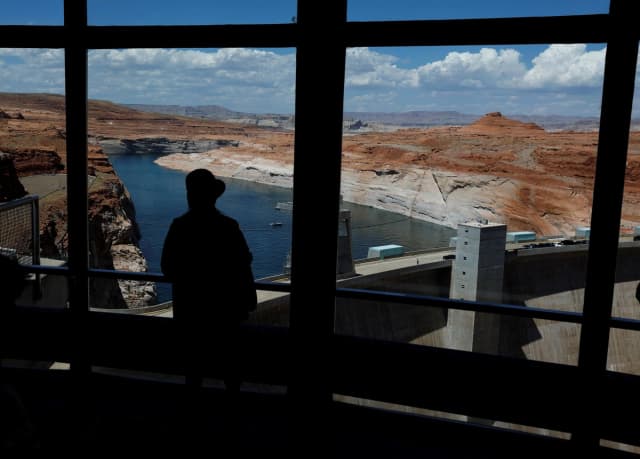 Los visitantes contemplan la presa de Glen Canyon y el lago Powell desde el Centro de Visitantes Carl Hayden en Page, Arizona, el 30 de julio de 2026. (Justin Sullivan/Getty Images)
