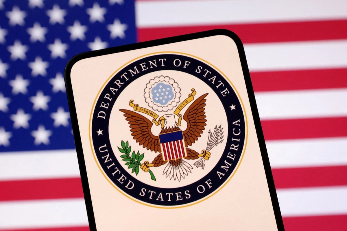 Logotipo del Departamento de Estado de EE. UU. y la bandera estadounidense aparecen en esta ilustración creada el 23 de abril de 2025. (Dado Ruvic/Ilustración/Foto de archivo/Reuters)
