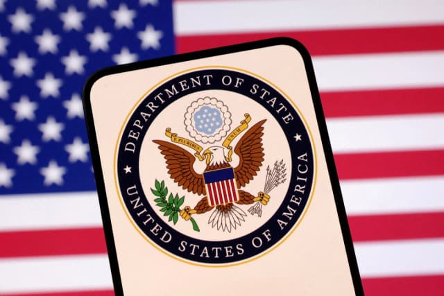Logotipo del Departamento de Estado de EE. UU. y la bandera estadounidense aparecen en esta ilustración creada el 23 de abril de 2025. (Dado Ruvic/Ilustración/Foto de archivo/Reuters)

