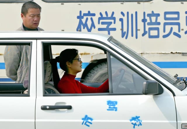 Autoescuelas chinas cierran y reducen su actividad ante caída de número de nuevos conductores